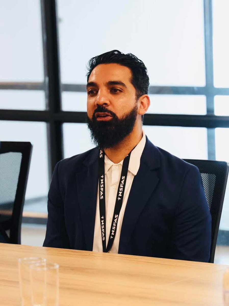 Man’s NOT Barry Roux tweet media