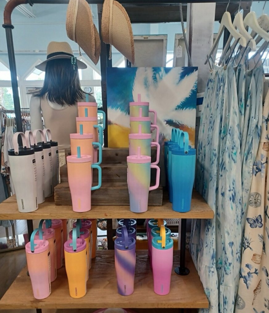 Stay hydrated in style when you shop local at Favori Boutique 💦☀️