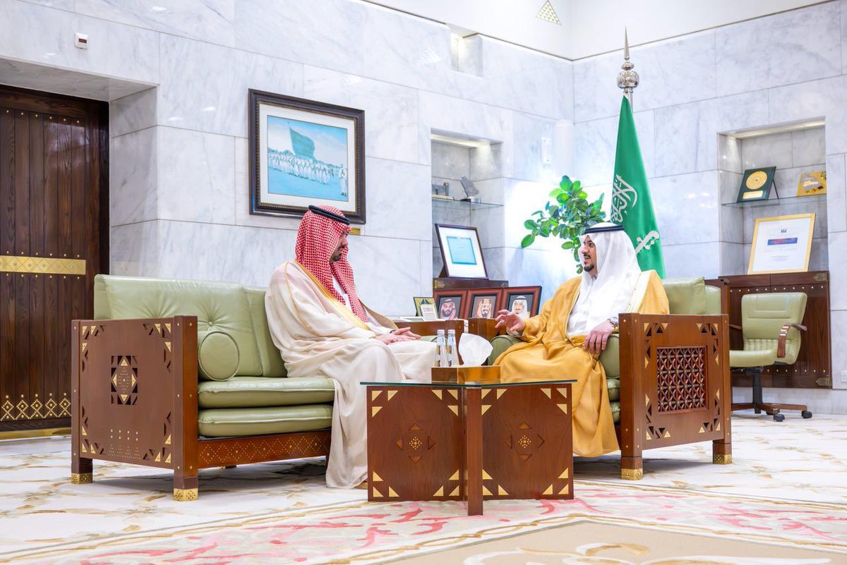 mohammedal_saud's tweet photo. استقبل صاحب السمو الملكي الأمير
محمد بن عبدالرحمن بن عبدالعزيز
نائب أمير منطقة الريا في مكتبه بقصر
الحكم اليوم، صاحب السمو الأمير
فيصل بن عبدالعزيز بن عيّاف أمين المنطقة
وعددًا من مسؤولي الأمانة الذين قدموا
للسلام على سموه وتهنئته بعيد الفطر. https://t.co/nCgZye6ePM