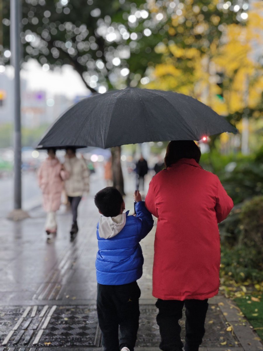 lsampson1962's tweet image. "Today’s tiny win: We turned a rainy afternoon into a ‘puddle dance party’!  Who said mess can’t be magical #ParentingJoy #PuddleFun"