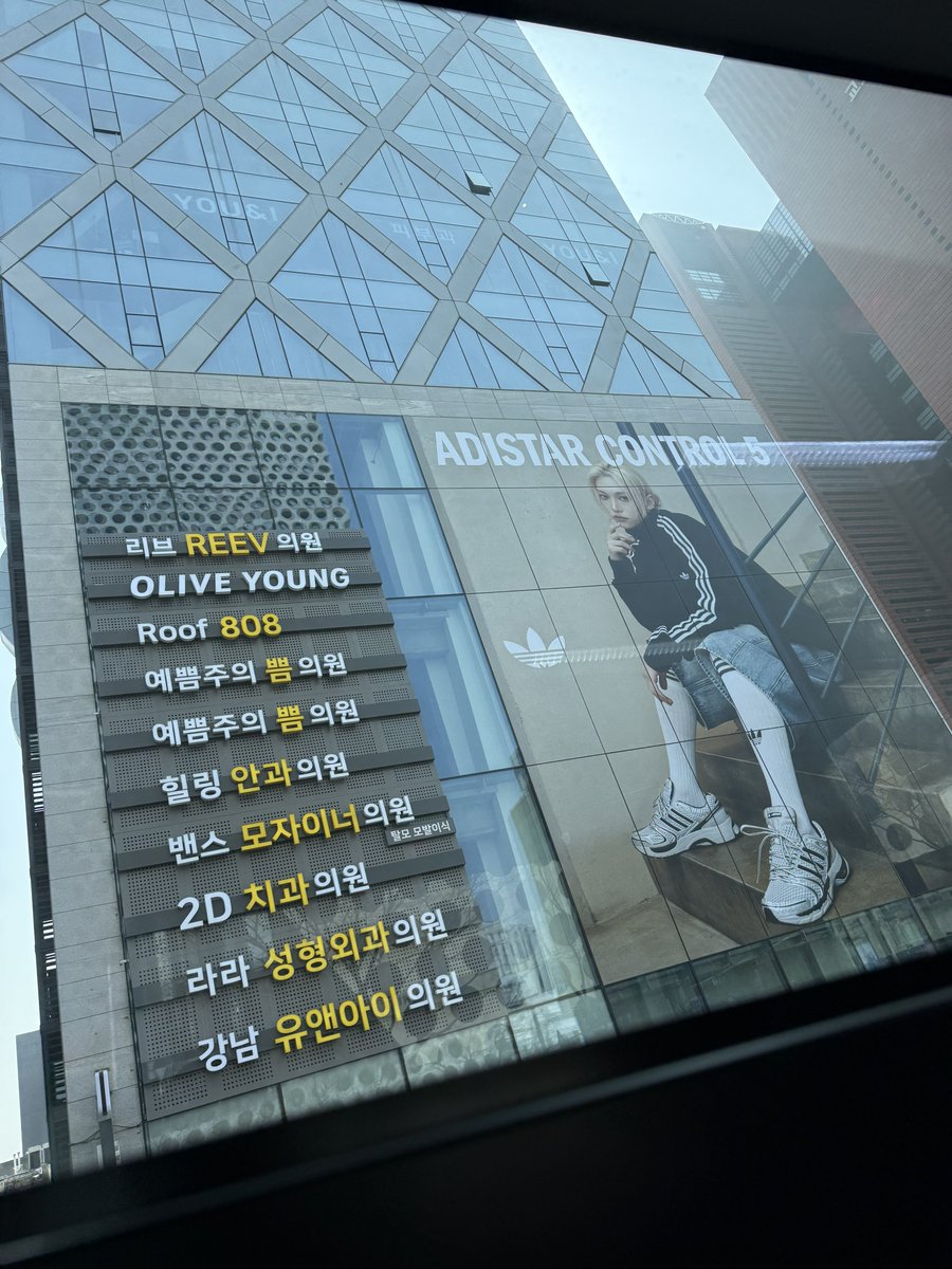 이자티 tweet media