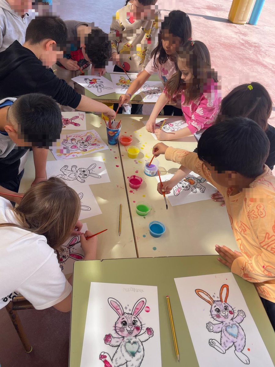Celebrando #easterbunny🐰 en 1° y 2° de primaria.
