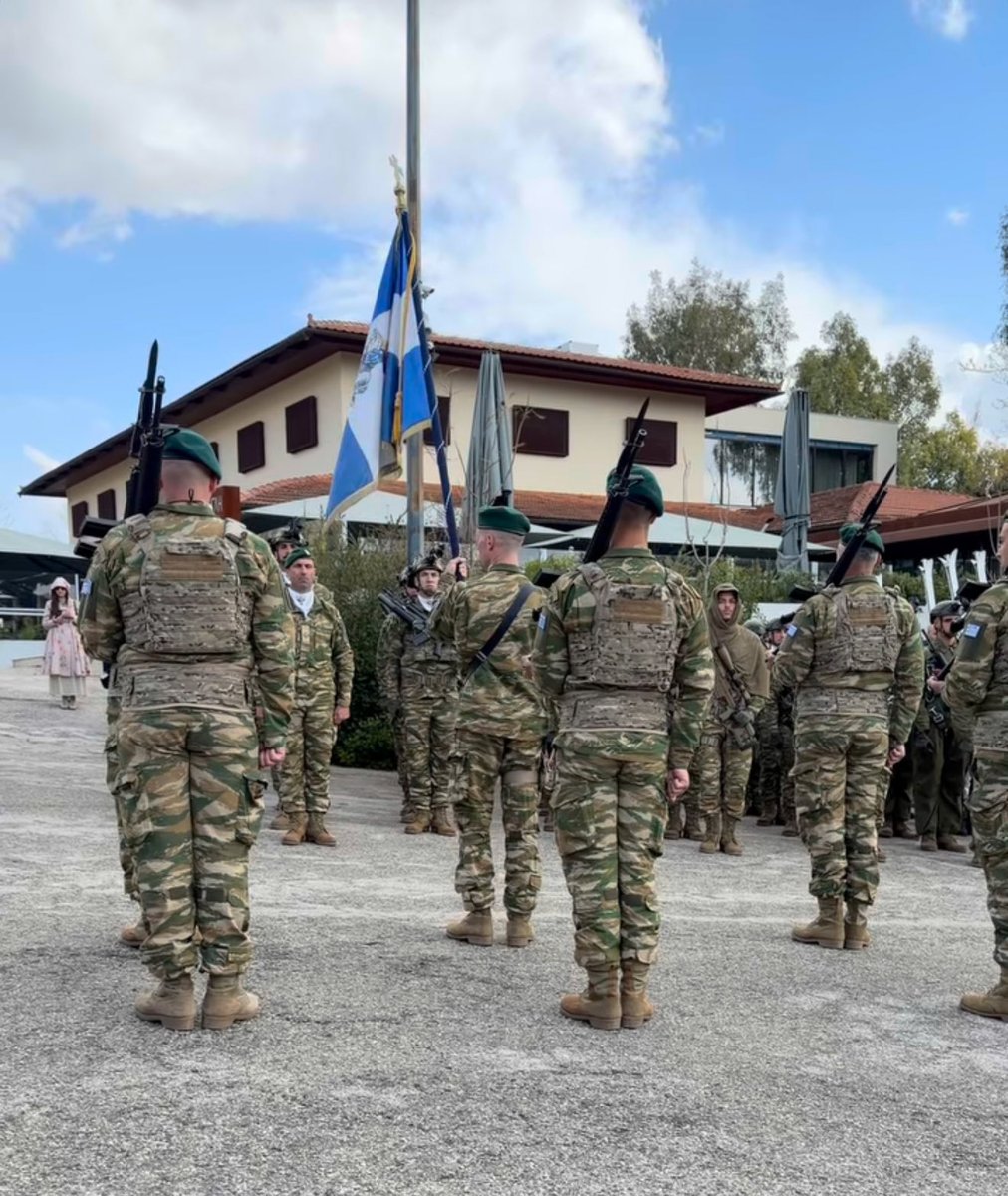 Εντυπωσιακή η χθεσινή παρέλαση στο σύνολο της αλλά δεν έλειψαν και τα ευτράπελα.
“Γυμνά” plate carriers και battle belts χωρίς θήκες (pouches) πυρομαχικών, γενικής χρήσης, IFAK etc σε αρκετά πεζοπόρα τμήματα καταδεικνύουν ότι τα υλικά βγήκαν για σκοπούς παρελάσεως από αποθήκες…