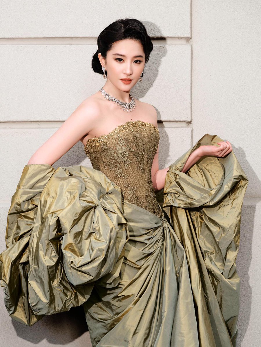 미스 소희의 드레스를 착용한 유역비