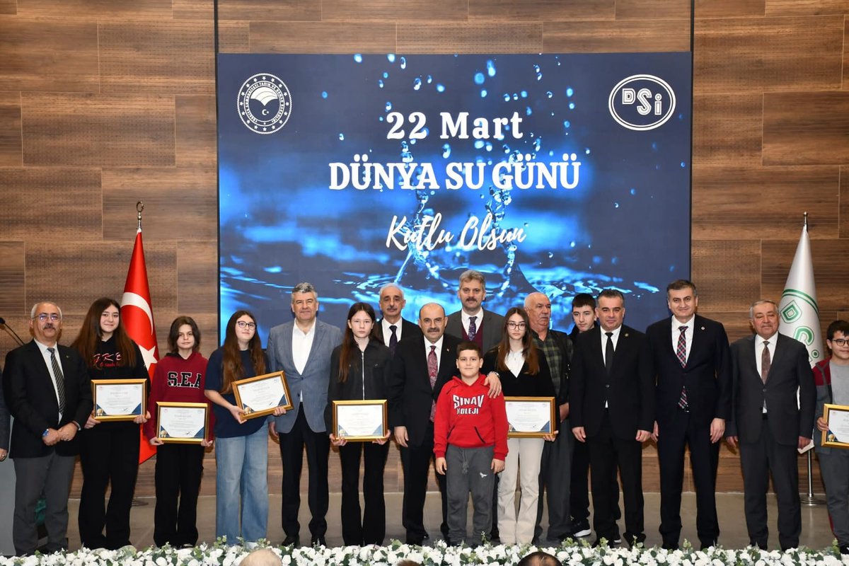 Balikesir_DKMP's tweet photo. 📍22 Mart Dünya Su Günü Etkinlikleri

Müdürümüz Burak Yeşiltaş, DSİ 25. Bölge Müdürlüğü tarafından 22 Mart Dünya Su Günü kapsamında Balıkesir Valisi Sayın İsmail Ustaoğlu'nun teşrifleri ile düzenlenen “Su ve İnsan” konulu Resim ve Kompozisyon Yarışması Ödül Törenine katıldı. 

En önemli doğal kaynağımız olan su ile ilgili bilincin arttırılmasına katkı sunan resim ve kompozisyon yarışmasında dereceye giren öğrencilere il protokolü tarafından ödülleri takdim edildi.

@Dkmp2BolgeBursa