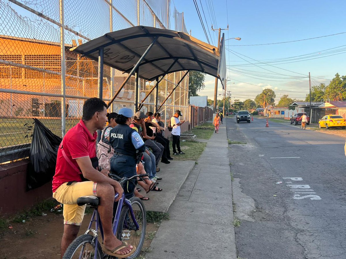 policiadepanama's tweet photo. #Chiriquí | Nuestras unidades se mantienen en el dispositivo #ParadasSeguras, garantizando la tranquilidad de residentes en sus desplazamientos. #TuPolicíaAmiga https://t.co/FVqU14CsVy
