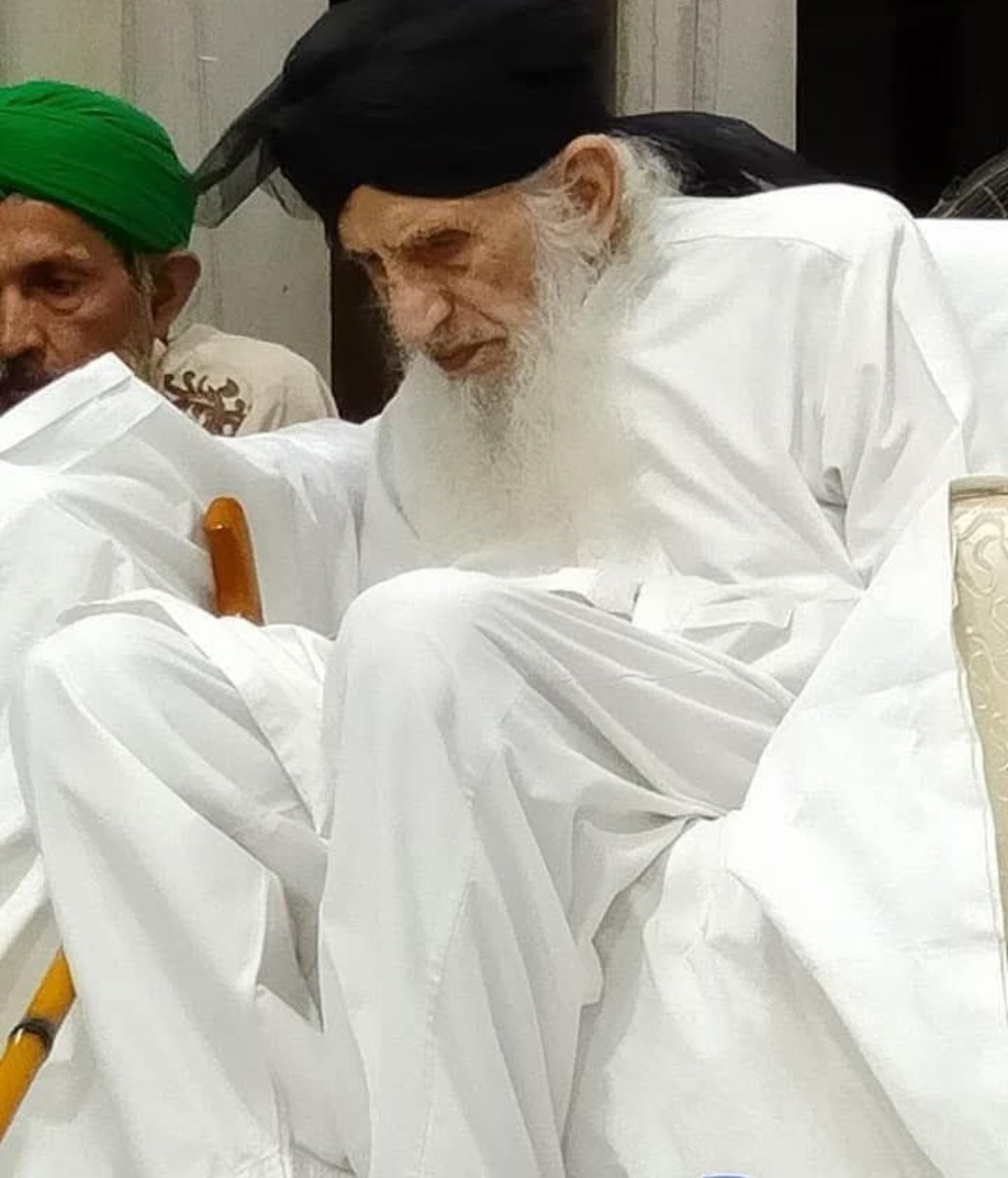 chevronmarked's tweet photo. The last disciple who saw Ala Hazrat Imam Ahmad Rida Khan with his own eyes, Syed Hussayn Tirmidhi passed away at the age of 136.  
انا لله و انا اليه راجعون 

About a century ago, Ala Hazrat made him sit before him, placed his hands on his shoulders &amp; prayed for his long life https://t.co/xKSjTPK0vq
