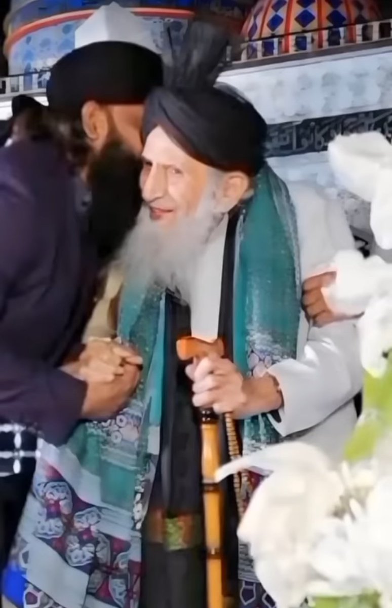 chevronmarked's tweet photo. The last disciple who saw Ala Hazrat Imam Ahmad Rida Khan with his own eyes, Syed Hussayn Tirmidhi passed away at the age of 136.  
انا لله و انا اليه راجعون 

About a century ago, Ala Hazrat made him sit before him, placed his hands on his shoulders &amp; prayed for his long life https://t.co/xKSjTPK0vq