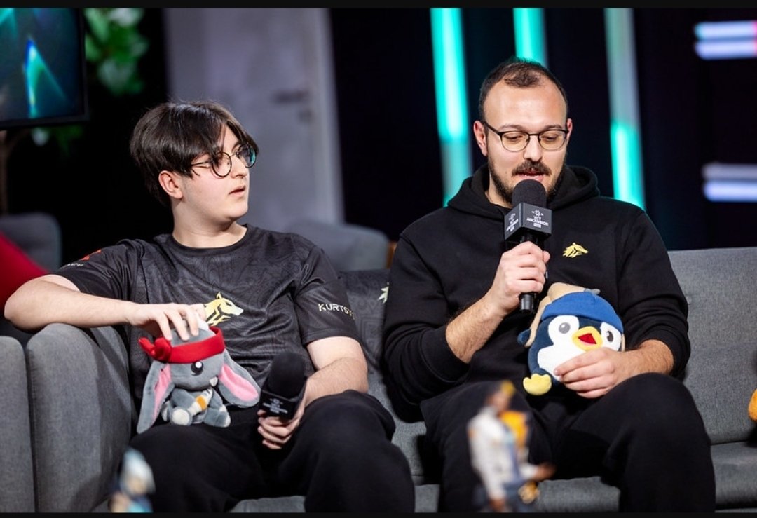 FUT final kadrosu kurana kadar sayiyorum tweet media