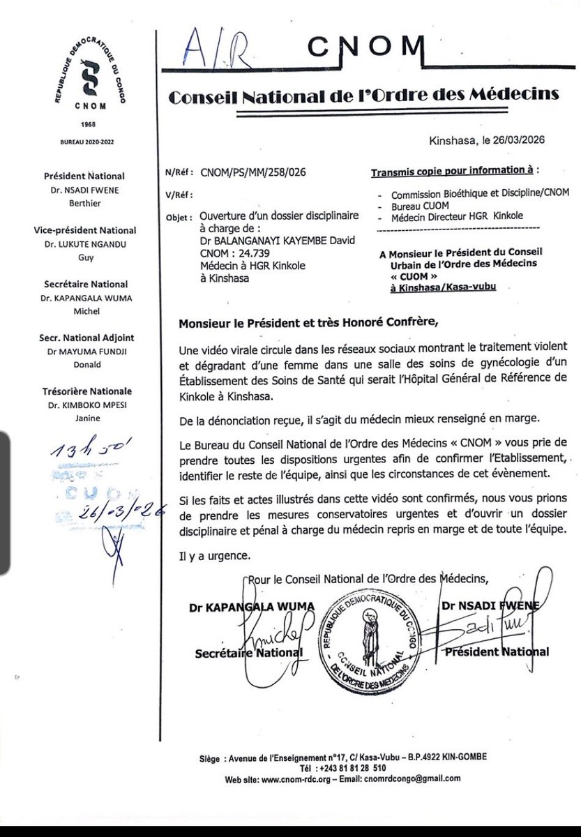 michombero's tweet photo. #Kinshasa : le Ministre de la Santé et le CNOM réagissent après l’agression d’une patiente à l’HGR Kinkole

Après la diffusion d’une vidéo montrant un médecin frappant une femme après son accouchement à l’Hôpital Général de Référence (HGR) de Kinkole dans la ville de Kinshasa. L’action posée par le prétendu médecin a suscité une réaction immédiate et ferme des autorités sanitaires et du Conseil National de l’Ordre des Médecins (CNOM).

Dans un communiqué officiel, Roger Kamba, Ministre congolais de la Santé, a dénoncé ces actes :

« L’hôpital doit être un lieu de soins, de dignité et de protection et jamais de souffrance. Les faits signalés sont graves et inacceptables. Des mesures immédiates sont en cours, en lien avec les services et autorités compétentes. Ces dérives ont trop longtemps fragilisé notre système de santé, brisant la confiance et ternissant l’image de toute une profession. NOUS DEVONS ET ALLONS Y METTRE FIN. »

Parallèlement, le CNOM a ouvert un dossier disciplinaire à l’encontre du Dr David Balanganayi Kayembe (CNOM : 24.739), le médecin identifié dans la vidéo. Le Conseil demande aux autorités de l’HGR Kinkole de confirmer l’établissement concerné, d’identifier l’ensemble du personnel impliqué et de déterminer les circonstances exactes de l’incident. Le CNOM insiste sur la nécessité de mesures conservatoires urgentes et d’éventuelles poursuites disciplinaires et pénales si les faits sont confirmés.

Dans sa note officielle, le CNOM rappelle que : « Il y a urgence. Si les faits et actes illustrés dans cette vidéo sont confirmés, toutes les dispositions doivent être prises pour protéger les patients et garantir la responsabilité professionnelle. »

Les autorités sanitaires affirment leur engagement à renforcer la supervision des établissements de santé et à promouvoir un environnement respectueux et sécurisé pour tous les patients.

Daniel Michombero