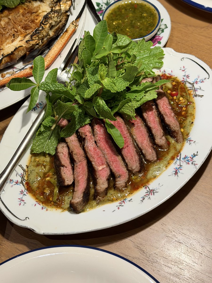 whatdoueattoday's tweet photo. อาหารไทยร้าน Si Sawat🖤 คือทำมารสจัดจ้านทุกจาน ถึงพริกถึงขิงเว่อ กุ้งแม่น้ำเผาโคตรดี ยำวุ้นเส้นคือเปรี้ยวสะใจเว่อ ไอติมน้ำตาลโตนดคือหอมตะโกน!🥹✨ https://t.co/6qIHdcAxdz