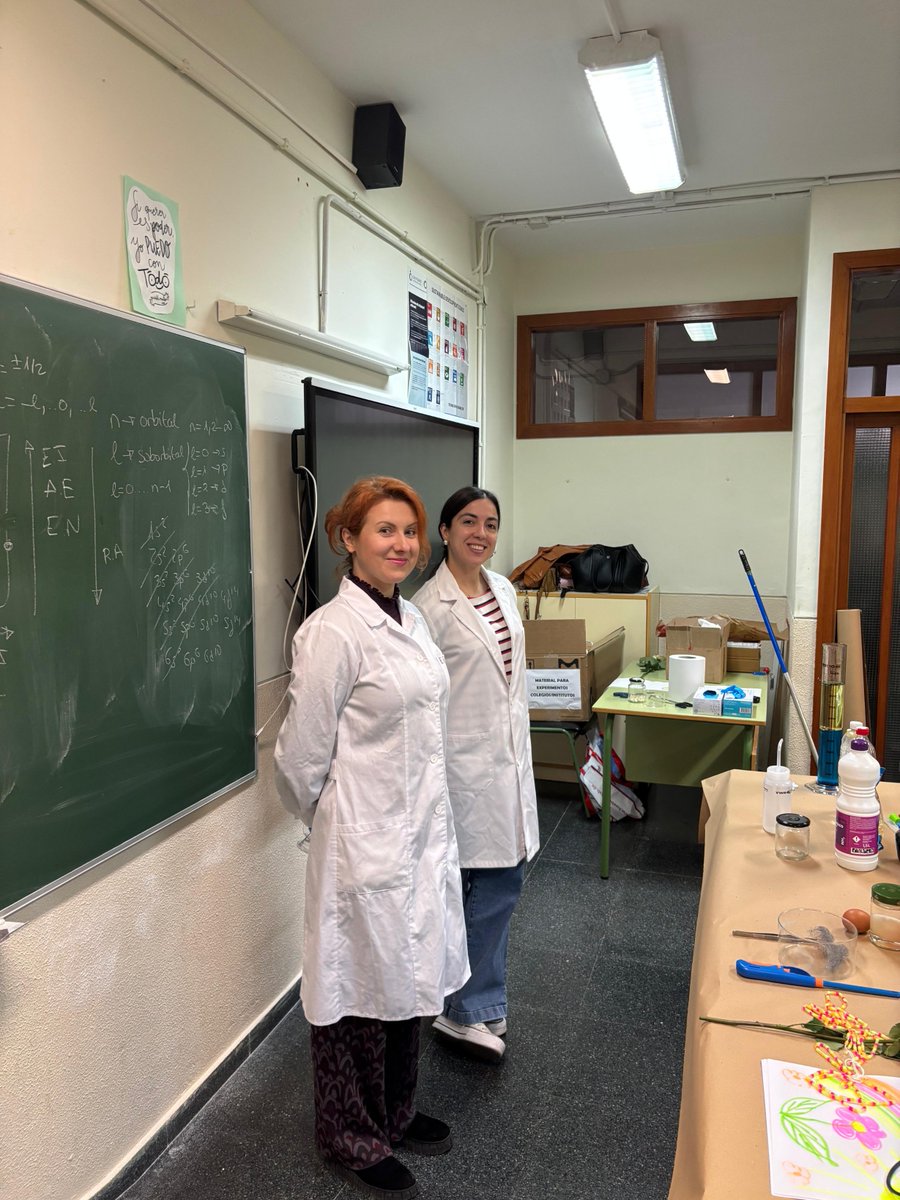m_utielgualda's tweet photo. One of the things I enjoy most about my job is visiting primary and secondary schools to show students how science works. It’s a chance to learn in a different way. 

It’s always a pleasure to share these activities with @regulskaela, @GarroCris93230 and @cromeronieto 🤩 https://t.co/E7PTwYc2ve