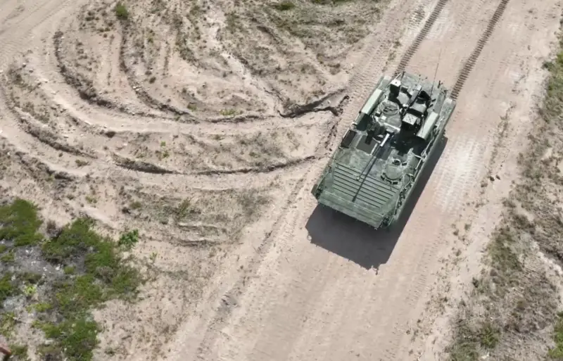 jcmaz303's tweet photo. @AsifAli_Haider That is not a Bradley! That is a BMP  (Russian). https://t.co/4D5U0PYkUK