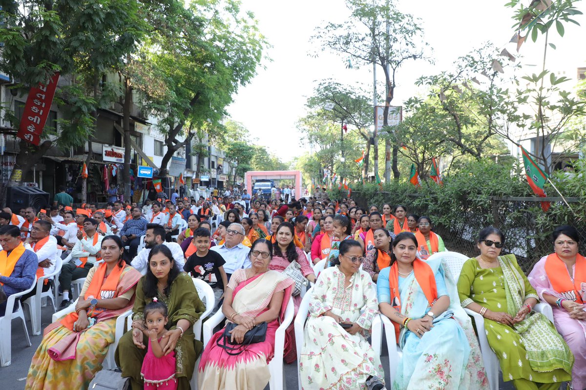 sanghaviharsh's tweet photo. જનસેવાનો સેતુ - 'નમો સેવા સેતુ'નો પ્રારંભ ! 🪷

​સુરતના વેડરોડ વિસ્તારમાં લોકપ્રિય સાંસદ શ્રી મુકેશભાઈ દલાલ દ્વારા પ્રેરિત “નમો સેવા સેતુ”નો શુભારંભ માનનીય કેન્દ્રીય મંત્રી શ્રી @CRPaatil જીની સહઉપસ્થિતિમાં કર્યો.

​આદરણીય વડાપ્રધાન શ્રી @narendramodi સાહેબના 'અંત્યોદય'ના સંકલ્પને સાકાર કરવા, મુખ્યમંત્રી શ્રી ભૂપેન્દ્રભાઈ પટેલના નેતૃત્વમાં રાજ્ય સરકારની કલ્યાણકારી યોજનાઓ છેવાડાના માનવી સુધી પહોંચાડવા માટે આ એક સરાહનીય પ્રયાસ છે.

​કેન્દ્ર અને રાજ્ય સરકારની વિવિધ યોજનાઓનો લાભ જરૂરિયાતમંદ નાગરિકોને એક જ સ્થળેથી અને સરળતાથી મળી રહે તે માટે આ અભિયાન સેતુ સમાન સાબિત થશે. જનસુખાકારી માટે કાર્યરત તમામ કાર્યકર્તાઓને અભિનંદન પાઠવ્યા.