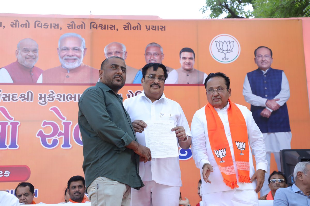 sanghaviharsh's tweet photo. જનસેવાનો સેતુ - 'નમો સેવા સેતુ'નો પ્રારંભ ! 🪷

​સુરતના વેડરોડ વિસ્તારમાં લોકપ્રિય સાંસદ શ્રી મુકેશભાઈ દલાલ દ્વારા પ્રેરિત “નમો સેવા સેતુ”નો શુભારંભ માનનીય કેન્દ્રીય મંત્રી શ્રી @CRPaatil જીની સહઉપસ્થિતિમાં કર્યો.

​આદરણીય વડાપ્રધાન શ્રી @narendramodi સાહેબના 'અંત્યોદય'ના સંકલ્પને સાકાર કરવા, મુખ્યમંત્રી શ્રી ભૂપેન્દ્રભાઈ પટેલના નેતૃત્વમાં રાજ્ય સરકારની કલ્યાણકારી યોજનાઓ છેવાડાના માનવી સુધી પહોંચાડવા માટે આ એક સરાહનીય પ્રયાસ છે.

​કેન્દ્ર અને રાજ્ય સરકારની વિવિધ યોજનાઓનો લાભ જરૂરિયાતમંદ નાગરિકોને એક જ સ્થળેથી અને સરળતાથી મળી રહે તે માટે આ અભિયાન સેતુ સમાન સાબિત થશે. જનસુખાકારી માટે કાર્યરત તમામ કાર્યકર્તાઓને અભિનંદન પાઠવ્યા.