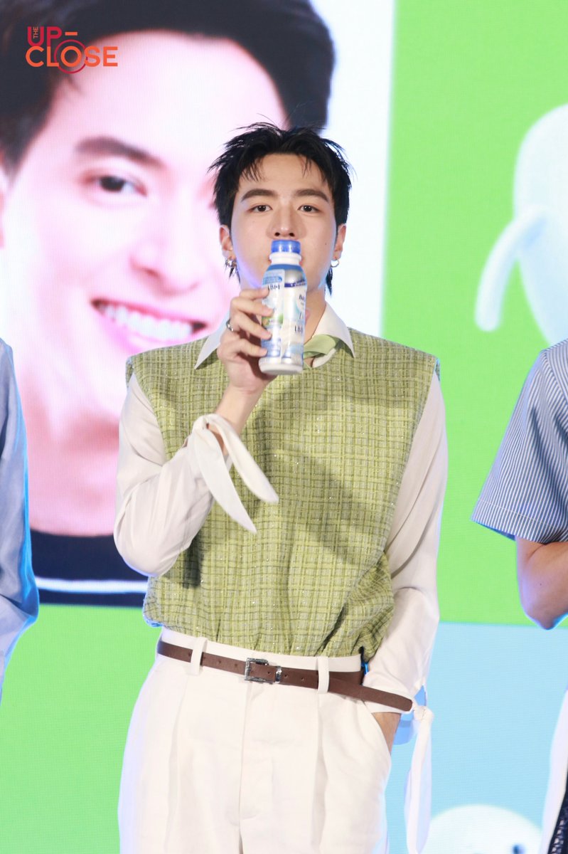 The Up-close tweet media