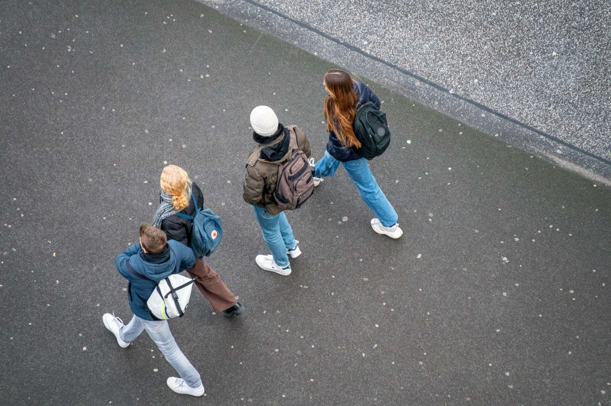 Teens today face constant online pressure—comparison, stress, and social anxiety. 😔 Listen, validate, set boundaries, and show patience. With support, they can build confidence both online and offline. 💛 #TeenMentalHealth #SocialAnxiety #ParentingTips ow.ly/9HMK50YybvJ
