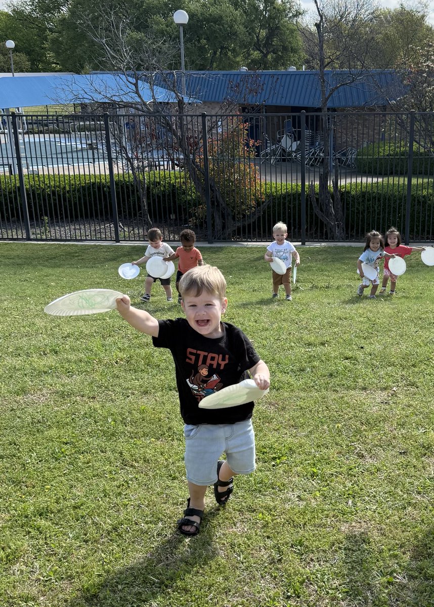 StephanieRISDLM's tweet photo. Little Mustangs Toddlers made airplane wings and had fun testing the wind as they ran! #RISDDreamBig #RISDcla @RISDecs https://t.co/B0GxdOtT0S