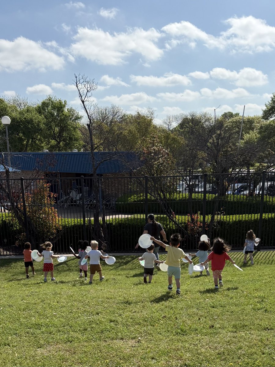 StephanieRISDLM's tweet photo. Little Mustangs Toddlers made airplane wings and had fun testing the wind as they ran! #RISDDreamBig #RISDcla @RISDecs https://t.co/B0GxdOtT0S