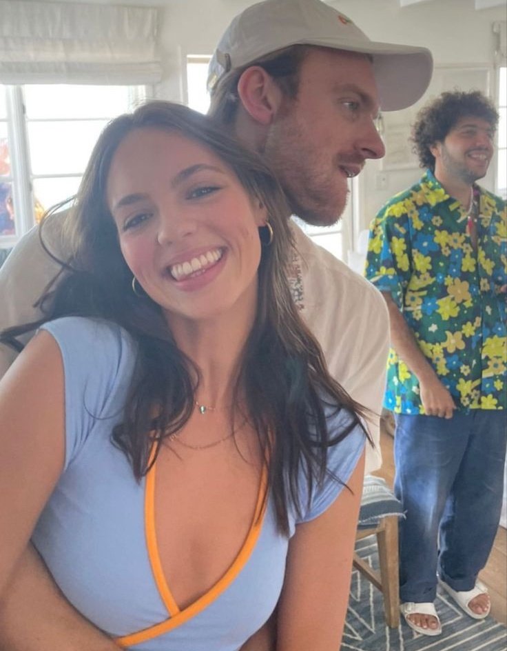 goldwing_angel_'s tweet photo. Mds fui ver fotos do Finneas e Claudia no pinterest e tomei um susto https://t.co/Gorl4rShEH