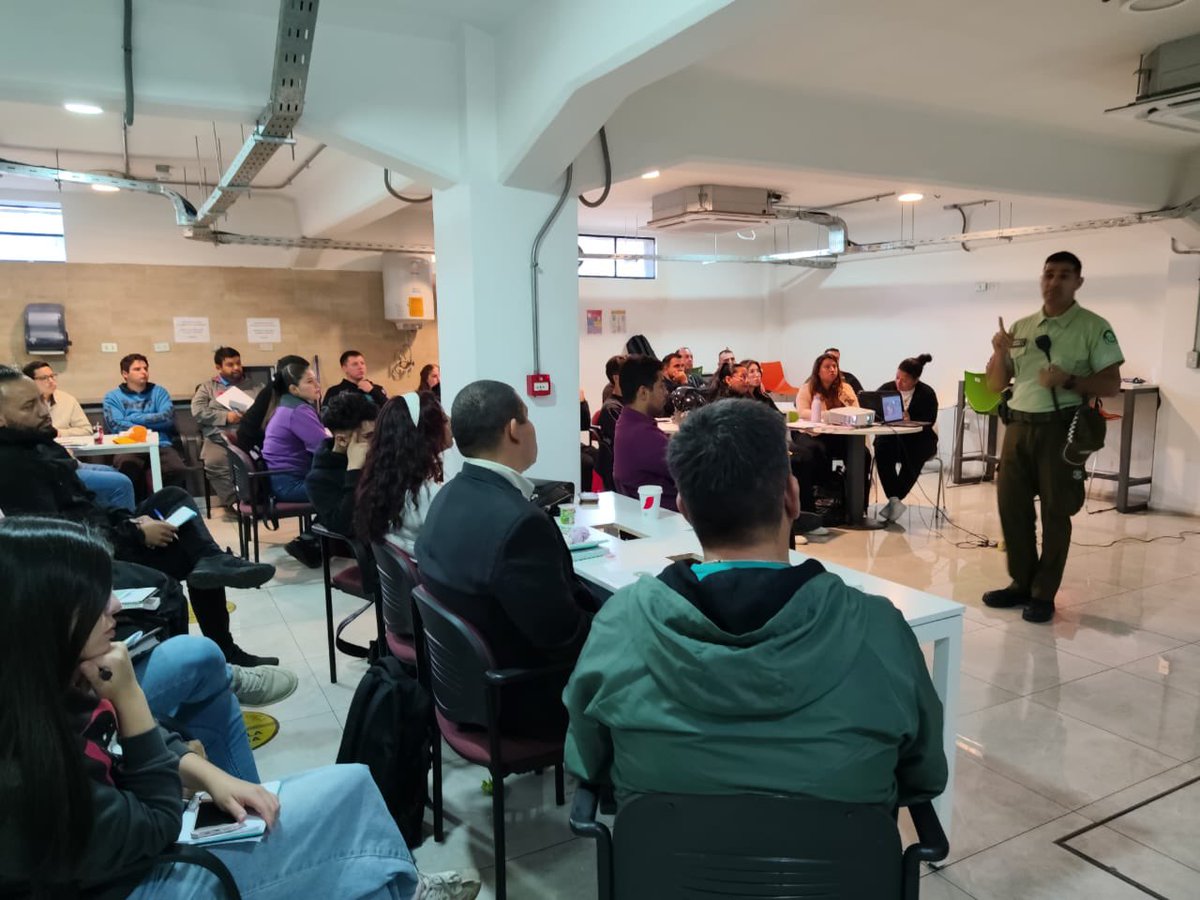 CarabPrCentral's tweet photo. #Santiago: Personal de la OIC de la 1ª Com., en la Dirección de Seguridad de la Municipalidad de Santiago, realizó charla preventiva al personal de ocupamiento, entregando recomendaciones de seguridad.
#ComisariaVirtual #CanalesDeLaDenuncia. #LaPrevenciónEsNuestraEsencia https://t.co/XI26yjlkEE
