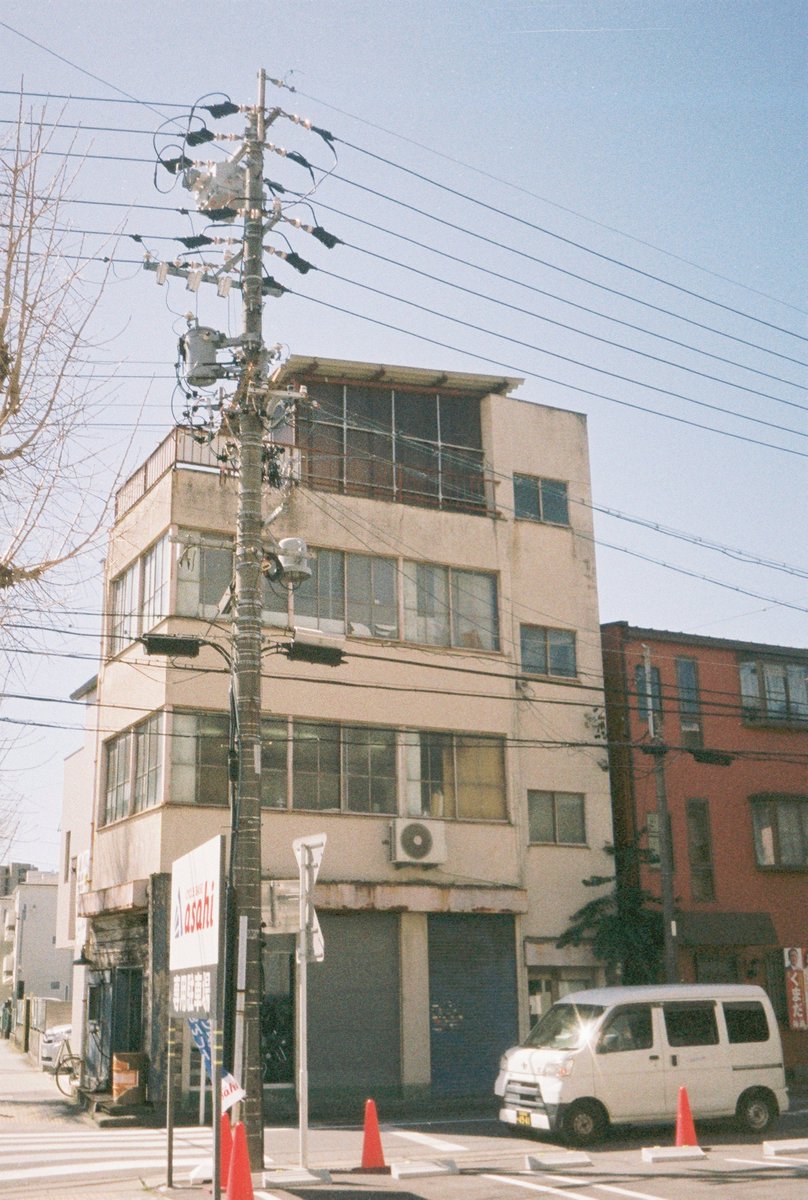 sovtron's tweet photo. AUTOHALF ZONE FOCUS、モルト貼ったので撮ってきたんだがファインダーにめっちゃカビ跡あるのに気づいたorz明るいところで絞り切れてない気がするなあそれはそうとピント合わせられるのは強いな？
現像＆データ化は@tetsuya4281さんにて #AUTOHALF #ハーフサイズカメラ #フィルムカメラ #Fuji100 https://t.co/AbYuteBmKN