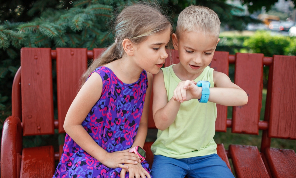 ClubRACC's tweet image. ⌚ ¿#Smartwatch para tu hijo?

GPS, llamadas, mensajes y botón SOS para saber dónde está y estar siempre en contacto 
Además, fomenta hábitos saludables y un uso responsable de la tecnología desde pequeños.

➕ Más información aquí 👇
racc.es/blog/general/s…