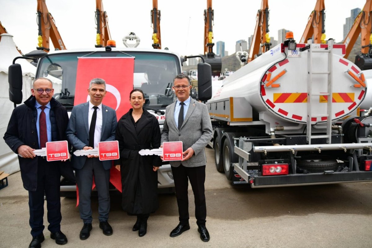 okur_45's tweet photo. Türkiye Belediyeler Birliği ( @TBB ) tarafından belediyemize tahsis edilen 6 ton kapasiteli yıkama arazözümüzü teslim aldık.

Soma’mıza hayırlı, uğurlu olsun. https://t.co/4zEcYAyxWB