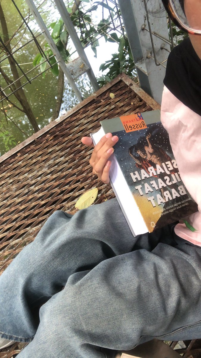 shineunmoon's tweet photo. lg scroll galeri dan menemukan foto ini
baru sadar buku ini udah didiemin beberapa bulan, which’s a sign that my system’s working well so far (?) (cuz i usually read this book when im stressed lol) https://t.co/pfueNT3yC0