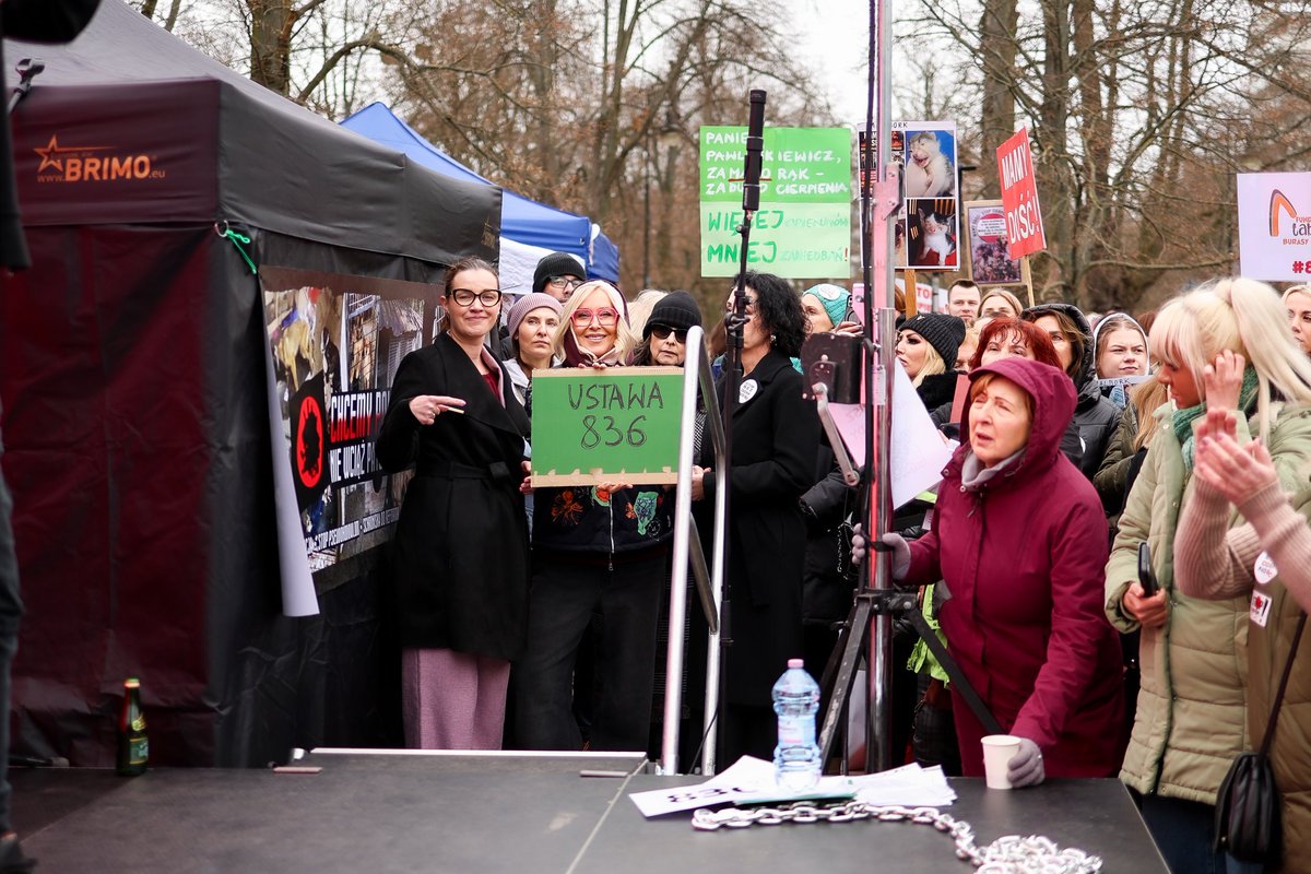 WioletaTomczak's tweet photo. 📣  Dziś jako posłowie @PL_2050 podpisani pod poselskim projektem ustawy druk nr 836 wzięliśmy udział w proteście pod Sejmem RP!
Staliśmy razem z obywatelami i organizacjami walczącymi o konkretne, skuteczne rozwiązania, które ograniczają i eliminują problem bezdomności zwierząt w Polsce. ✊🐶🐱
📍 Podczas protestu słychać było hasła takie jak „Kastracja z czipowaniem jedynym rozwiązaniem” – to głos społeczny, który mówi wprost: tylko połączenie obowiązkowej kastracji i czipowania pozwoli realnie przeciwdziałać bezdomności zwierząt i poprawić ich dobrostan. Nam także zależy na skutecznym rozwiązaniu!
🙏 Nie chcemy nigdy usłyszeć: „że się nie dało” — dlatego potrzebujemy Waszego głosu społecznego, Waszego zaangażowania i energii, by wprowadzić zmiany, które uwolnią zwierzęta od cierpienia i bezdomności.

Razem możemy więcej! 💛

#GdyniankaWSejmie #Polska2050 #StopBezdomnościZwierząt