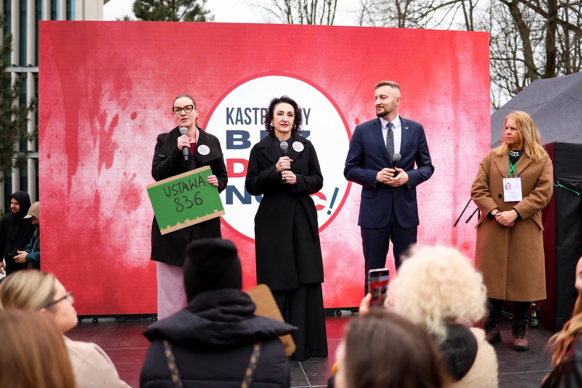 WioletaTomczak's tweet photo. 📣  Dziś jako posłowie @PL_2050 podpisani pod poselskim projektem ustawy druk nr 836 wzięliśmy udział w proteście pod Sejmem RP!
Staliśmy razem z obywatelami i organizacjami walczącymi o konkretne, skuteczne rozwiązania, które ograniczają i eliminują problem bezdomności zwierząt w Polsce. ✊🐶🐱
📍 Podczas protestu słychać było hasła takie jak „Kastracja z czipowaniem jedynym rozwiązaniem” – to głos społeczny, który mówi wprost: tylko połączenie obowiązkowej kastracji i czipowania pozwoli realnie przeciwdziałać bezdomności zwierząt i poprawić ich dobrostan. Nam także zależy na skutecznym rozwiązaniu!
🙏 Nie chcemy nigdy usłyszeć: „że się nie dało” — dlatego potrzebujemy Waszego głosu społecznego, Waszego zaangażowania i energii, by wprowadzić zmiany, które uwolnią zwierzęta od cierpienia i bezdomności.

Razem możemy więcej! 💛

#GdyniankaWSejmie #Polska2050 #StopBezdomnościZwierząt