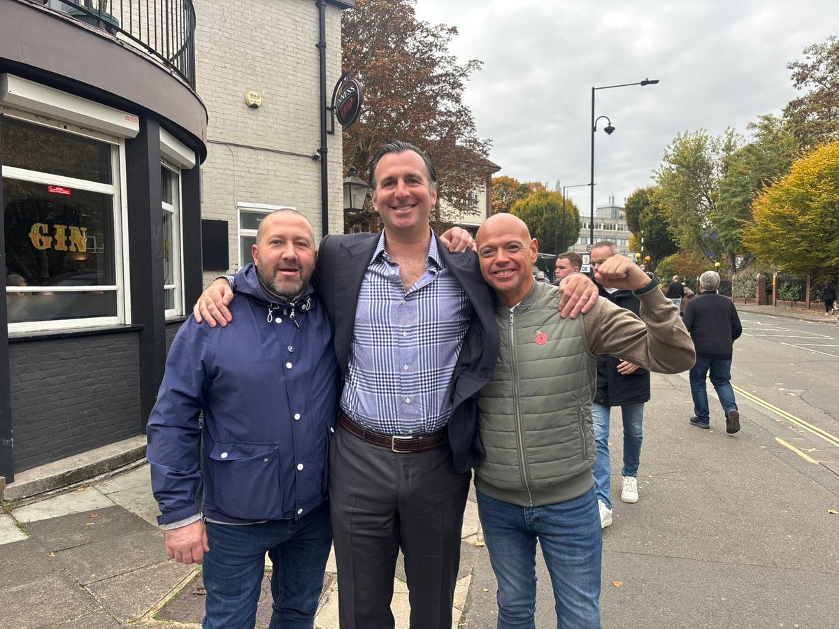 JIMOFMFC's tweet photo. @MillwallFC With the "Guvnor" 🦁 https://t.co/N6mQV0ScYx