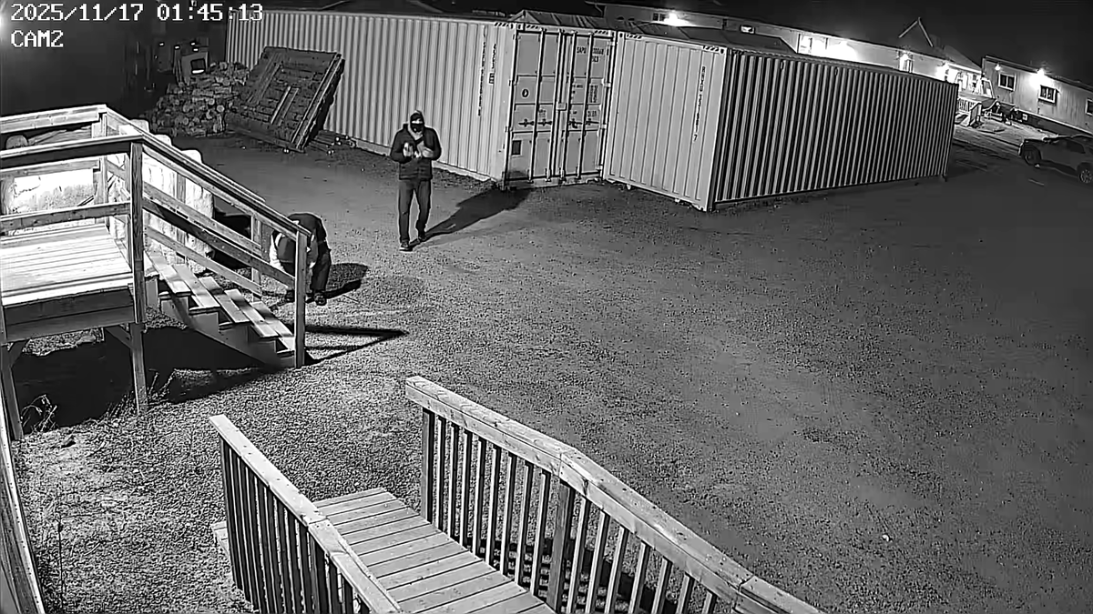 rcmpmb's tweet photo. Cross Lake #rcmpmb are requesting public assistance in identifying these 2 suspects who, on Nov 17, broke into a storage container &amp; stole numerous boxes of goose hunting decoys. Have info? Contact the Cross Lake RCMP @ 204-676-2600. https://t.co/dJQESzPEU4