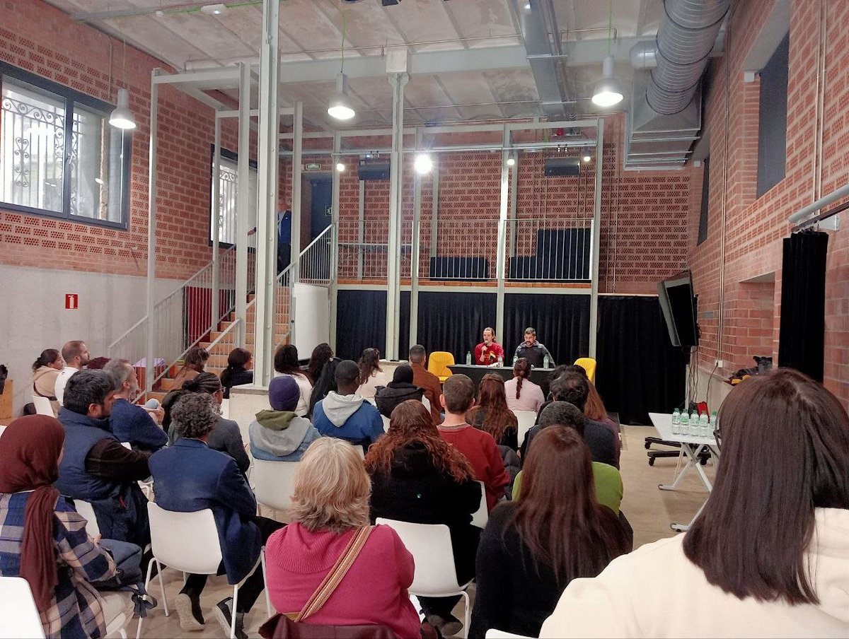 SantsCoop's tweet photo. Avui presentem la #regularització de 21 persones que s'incorporen a treballar en entitats amb el programa #ACOL.
Gràcies a la lluita del moviment #antiracista i a la tasca del cooperativisme i l'economia solidària de Sants, les veïnes guanyem drets i entre totes fem comunitat 🌟 https://t.co/O4gKCbmMQ4