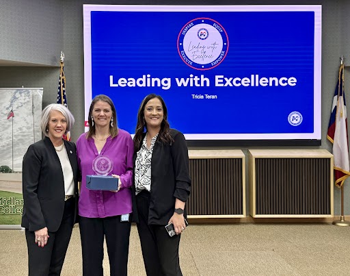 Midland_ISD's tweet image. Congratulations, Alexandra Edwards, on being recognized with the #LeadingWithExcellence Award! Thank you for your commitment to excellence and for being a strong leader at Bonham Elementary and across Midland ISD! #ExcellenceinAction