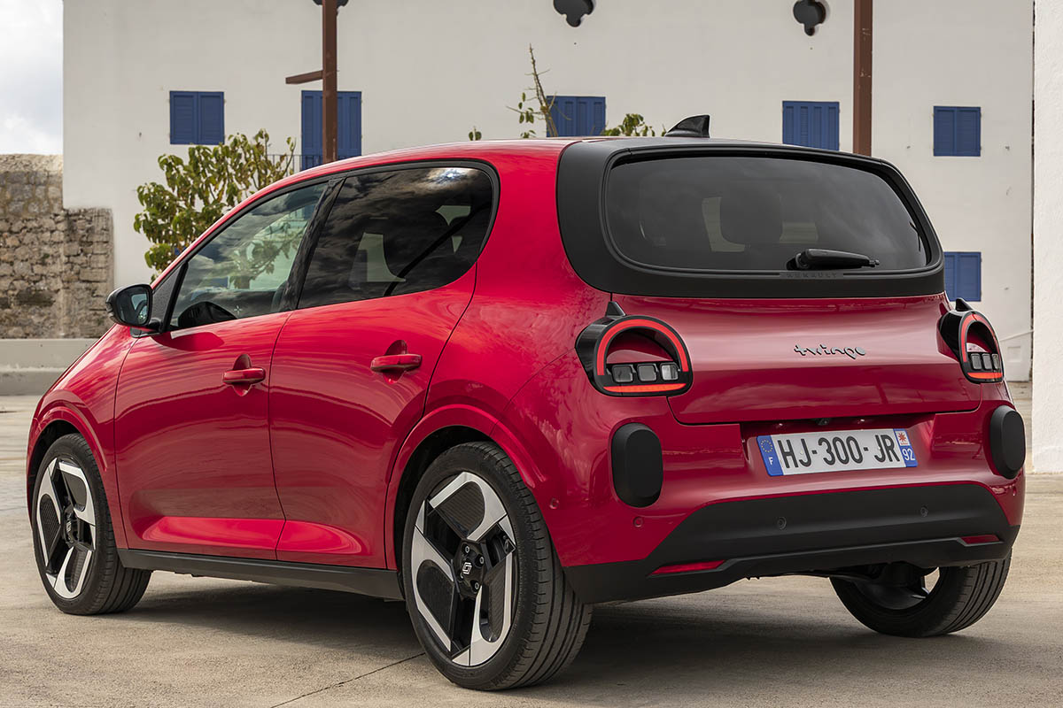 km77com's tweet image. #Renault recupera el espíritu del primer Twingo en su nueva generación: pequeño, eléctrico y muy urbano. 

Desde 18 358 €, motor de 82 CV y 263 km WLTP.

No es para viajar, pero en ciudad es de lo más interesante por precio, consumo y practicidad. ⚡🚗

km77.com/coches/renault…