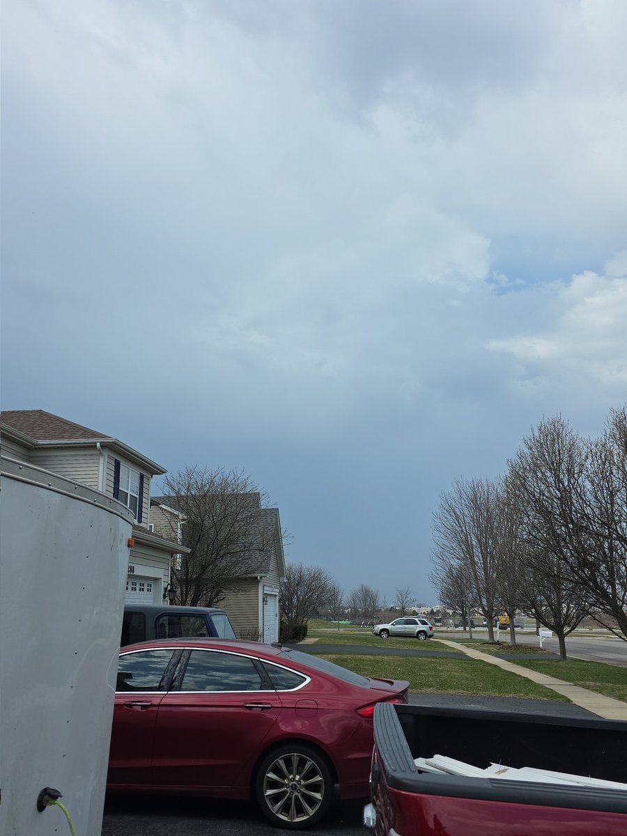 TacMed483's tweet photo. Hey @ryanhallyall! Here's that blip on the radar, far west of Chicago. It's moving in over Oswego, Illinois. Lots of thunder and very light rain starting. NEVER trust a blip. https://t.co/ziifh0xmGh