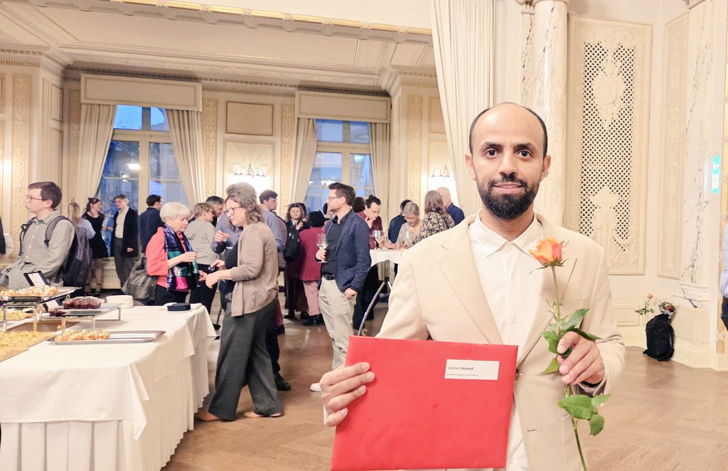 s_asim84's tweet photo. Endlich geschafft! Nach fünf Jahren harter Arbeit halte ich meinen #Master in #Middle_Eastern_Studies an der @unibern in den Händen.
​Trotz Sprachbarriere, Job und Familie mit zwei Töchtern habe ich nie aufgegeben. Ich bin stolz auf mich selbst – Geduld zahlt sich aus!
#Jemen 🇾🇪 https://t.co/kfTXdIs4ZB