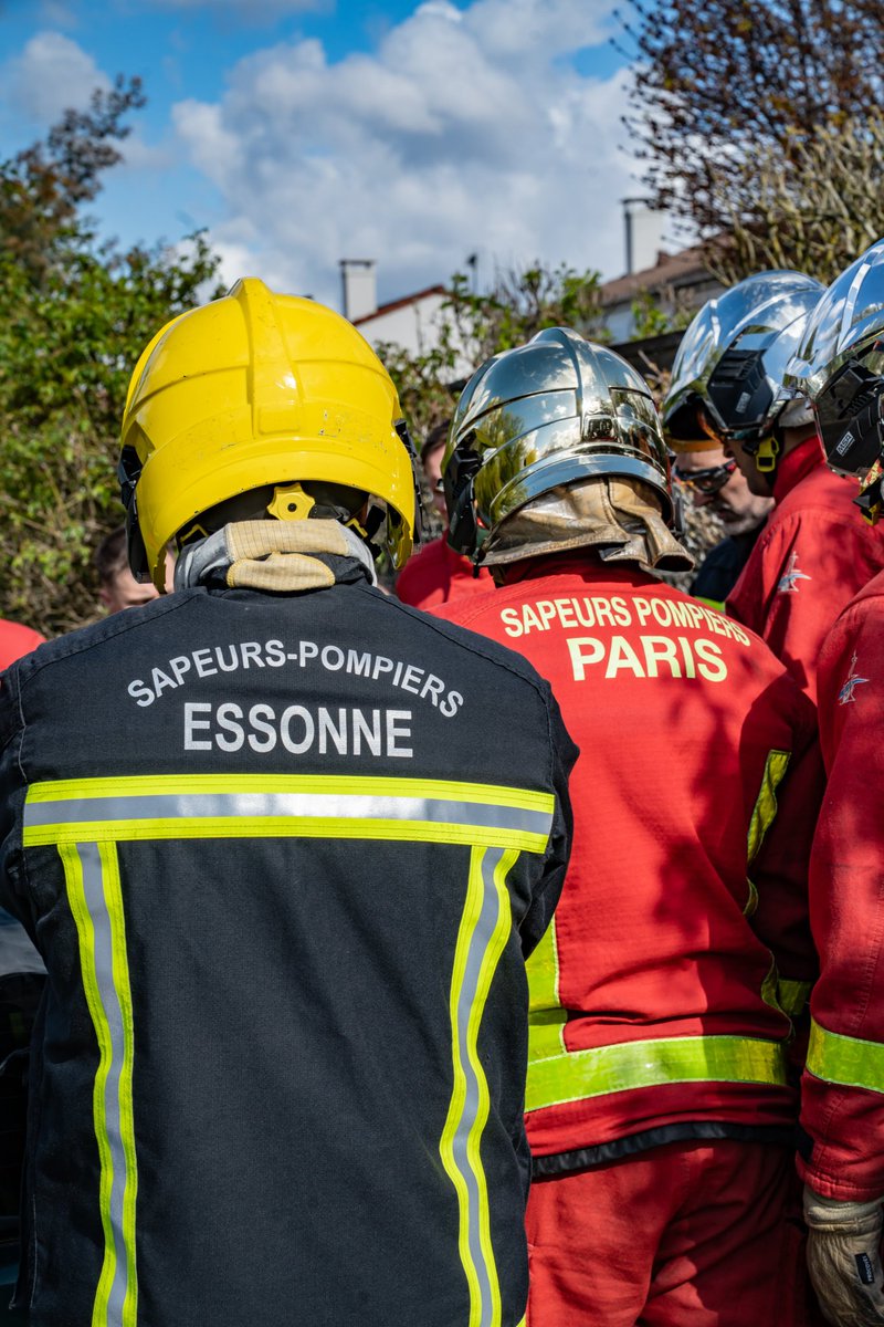 sdis91's tweet photo. #Partenariat | Ce matin, des sapeurs-pompiers de la BSPP étaient invités au CIS Draveil-Vigneux à participer à une matinée dédiée aux échanges et au partage d’expériences sur le secours routier.
💪 Encore un bel exemple de coopération au service de la protection de la population https://t.co/453AnlaEvy