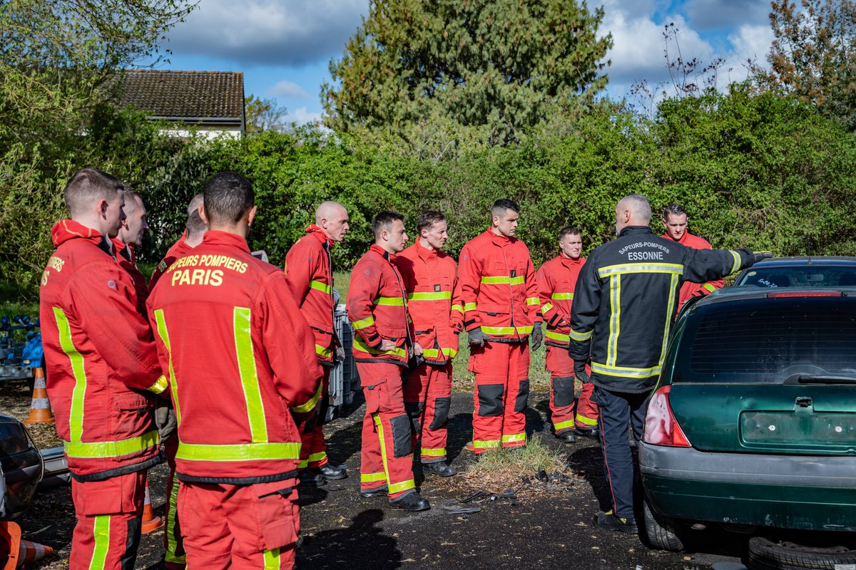 sdis91's tweet photo. #Partenariat | Ce matin, des sapeurs-pompiers de la BSPP étaient invités au CIS Draveil-Vigneux à participer à une matinée dédiée aux échanges et au partage d’expériences sur le secours routier.
💪 Encore un bel exemple de coopération au service de la protection de la population https://t.co/453AnlaEvy