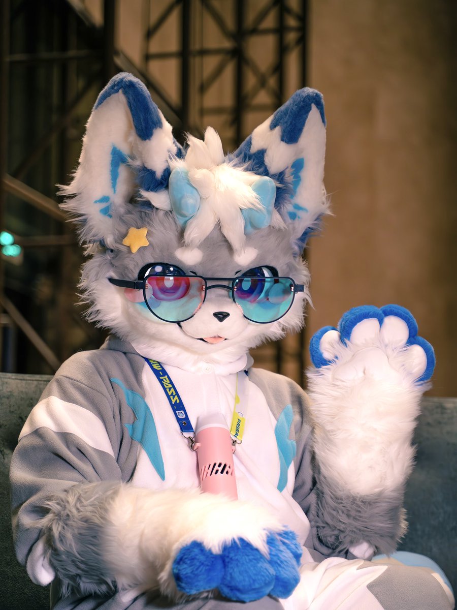 xueminghao_king's tweet photo. 我是雪寒！I am SnowFrost !  
キメコって呼んでもいいよ（＾∇＾）
我想着也是是时候写一个自我介绍了，我是来自上海的INFP小狼，有一对冰晶鹿角（因为是软的所以很好捏（？）），没有什么雷的，最喜欢的是湛蓝的蓝天！

#FursuitFriday  #blue #INFP  #あおいの https://t.co/IqrBOrnIt1
