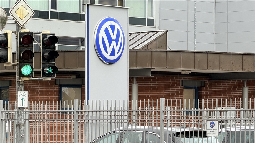 AA, Alman kurumlarına, Volkswagen’in Osnabrück fabrikasını kurtarmak için İsrailli Rafael ile işbirliği yapabileceği iddiasını sordu ⤵️

Alman Federal Hükümet Sözcülüğü 👇🏻

🔘 İstihdamı korumaya yönelik her türlü girişimin olumlu karşılandığını belirtti

🔘 İddiaları yalanlamadı