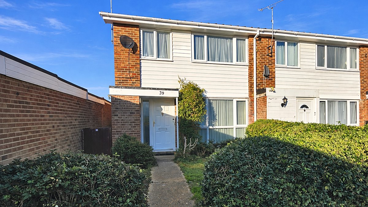 DC_Estates's tweet image. ✨Price Change
Spacious 3-bed end terrace in Greenhill with open plan living, garden, garage &amp;amp; no chain. Needs updating. Close to shops, schools &amp;amp; beach. Great potential—ideal for buyers looking to add value.

Read more: davidclarke.co.uk/?p=226605&amp;amp;depa…

#ForSale #KentHomes