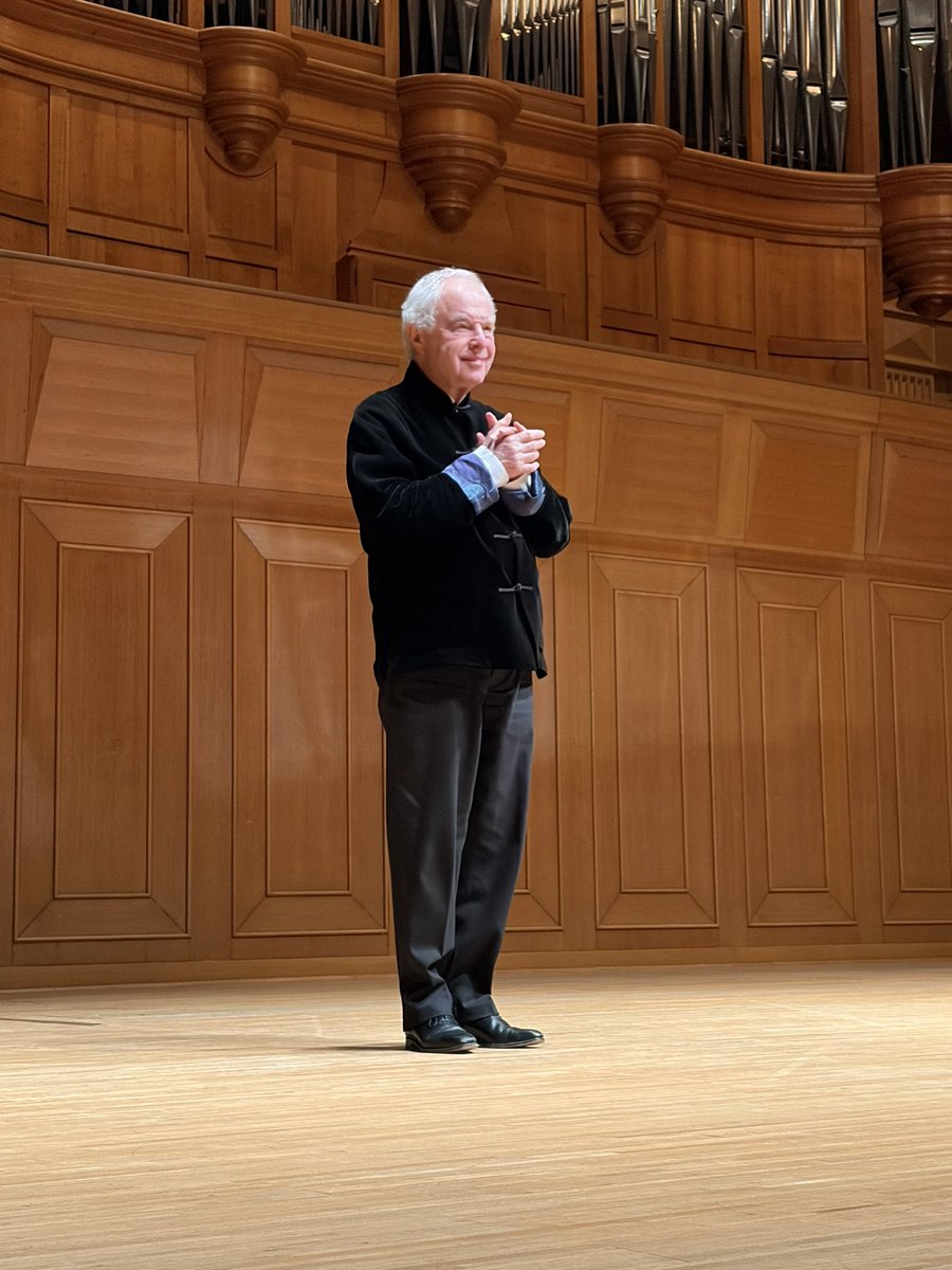 akiberlin's tweet photo. アンドラーシュ・シフのピアノリサイタル（第一夜）へ。曲目は当日にシフ自身が発表しながら進められました。あまりにも美しく繊細な響きを浴びながら終始夢心地。ずっと生で聴いてみたかったシフの演奏を聴くことが叶った嬉しい夜でした。アンコールのカーテンコールの時のみ写真撮影が許されました。 https://t.co/8rsY2h8ylx