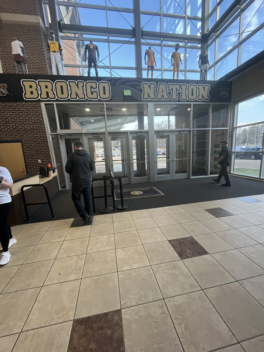 JonahHamp17's tweet photo. Thank you @CamAllenFB for the practice visit! Thank you @CoachLT39 and @RBCoachPaige for the hospitality. Loved the energy and can’t wait to hear back on campus. Go Broncos! 
@AllenTrieu @WMU_Football @MIexposure @MichFBFrenzy @SaxonFball https://t.co/LanRuw1lRU