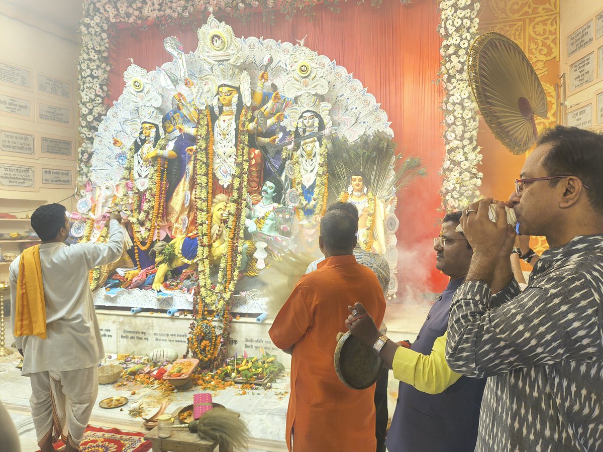 चैत्र नवरात्रि के पावन अवसर पर बंगाली अखाड़ा, डी.एन. दास लेन, लंगरटोली स्थित सूर्योदन पूजा समिति द्वारा आयोजित मां भगवती की भव्य आरती में शामिल होकर माता रानी के दर्शन किए। इस अवसर पर सभी के सुख, शांति एवं समृद्धि के लिए माता रानी से प्रार्थना की। #NarendraModi #NitinNabin