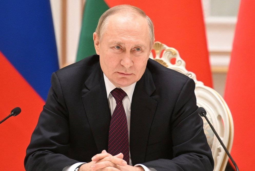 KraantiKumar's tweet photo. रूसी राष्ट्रपति Vladimir Putin ने मिडिल ईस्ट में युद्ध को लेकर सीधी चेतावनी दी है.

उन्होंने कहा कि अगर हालात ऐसे ही बिगड़ते रहे, तो दुनिया में फिर से COVID जैसा माहौल बन सकता है.

पुतिन ने कहा कि यह लड़ाई सिर्फ कुछ देशों तक नहीं रुकेगी. जैसे कोरोना में हर देश पर असर पड़ा था, वैसे ही इस बार भी सबको असर झेलना पड़ सकता है.

पुतिन के मुताबिक अभी से ही सामान दुनिया में Supply Chain और काम-काज पर असर दिखने लगा है. तेल, गैस और खेती से जुड़े सामान महंगे हो सकते हैं.

सीधी बात यह है कि अगर यह युद्ध बढ़ा, तो आम लोगों की जेब और रोज़मर्रा की जिंदगी पर सीधा असर पड़ेगा.