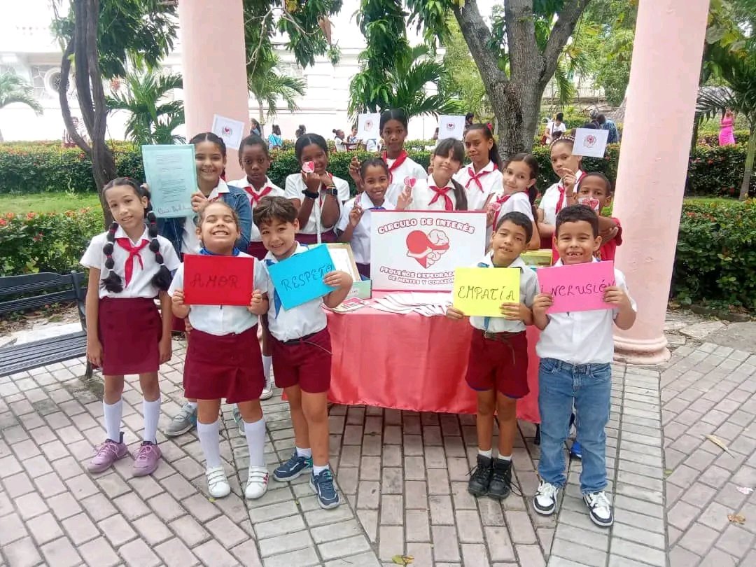 MaricusaPrim's tweet photo. En el Palacio de Pioneros Una Flor Para Camilo de Santiago  de Cuba los niños y niñas desarrollan su Mega Actividad como  cierre del mes de marzo. Esta es su Revolución.  @dpestgo @santiagoporsiempre https://t.co/Nn2IXWHno0