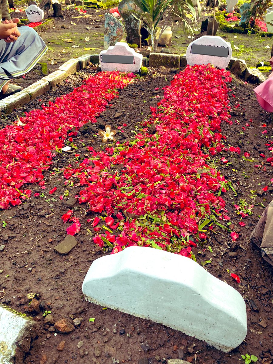 Sadboyy12312's tweet image. Ku bertamu ke rumah barumu🪦
Assalamualaikum ayah ibu🥺
Selamat lebaran, bahagialah di sana💫
Do’aku menyertai kalian🤍

#idulfitri #lebaran #1447h #fyp 
#ayah #ibu #minalaidzinwalfaizin