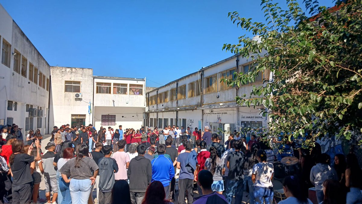 pietragallahora's tweet photo. Hoy estuvimos junto a @mojatignanelli  en la Escuela Secundaria N°75  de  Gregorio de Laferrere.
Los alumnis  hicieron un trabajo para jóvenes y memoria sobre la historia de los desaparecidos del barrio  y  descubrimos  una placa  que valora  el trabajo realizado y el conpromiso de docentes y alumnos.